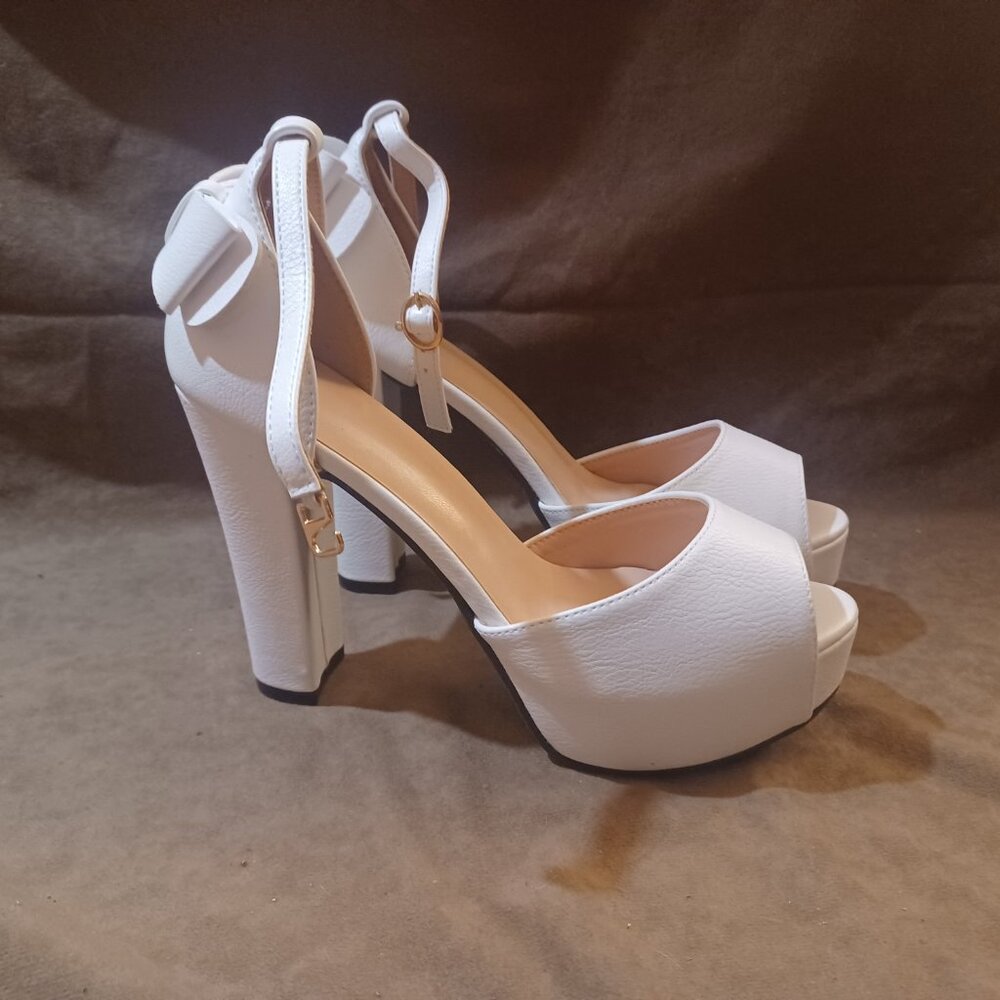 Elegant White High-Heeled Sandals with Bow Design Size 10.5
